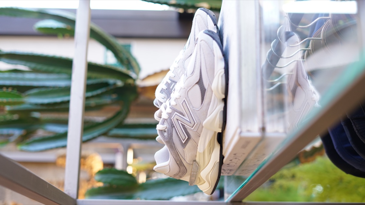 Tênis New Balance em tons claros na exposição da Casa