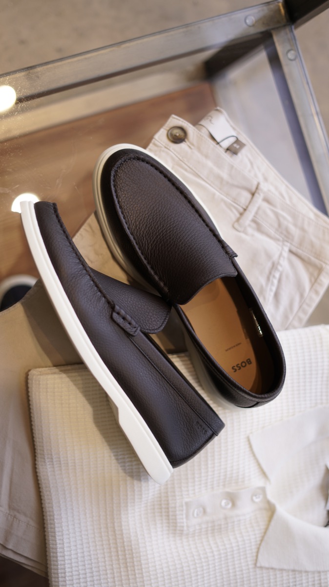 Mocassins BOSS sobre uma composição de camisa e calça em tons claros