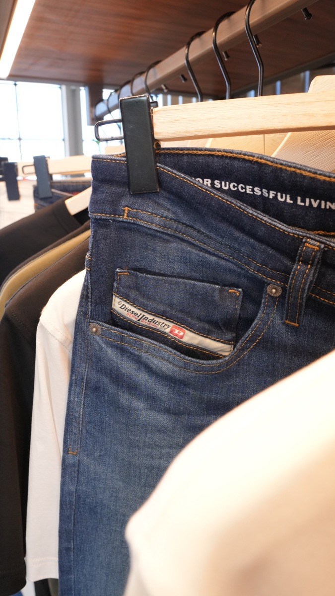 Detalhe de jeans Diesel na seleção da Casa